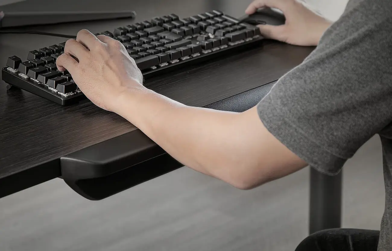 Cougar E-ODYSSEY Electric Gaming Desk (1500 x 700 x 25 mm) 64 E Odyssey Ergonomic Armrest Drawer2