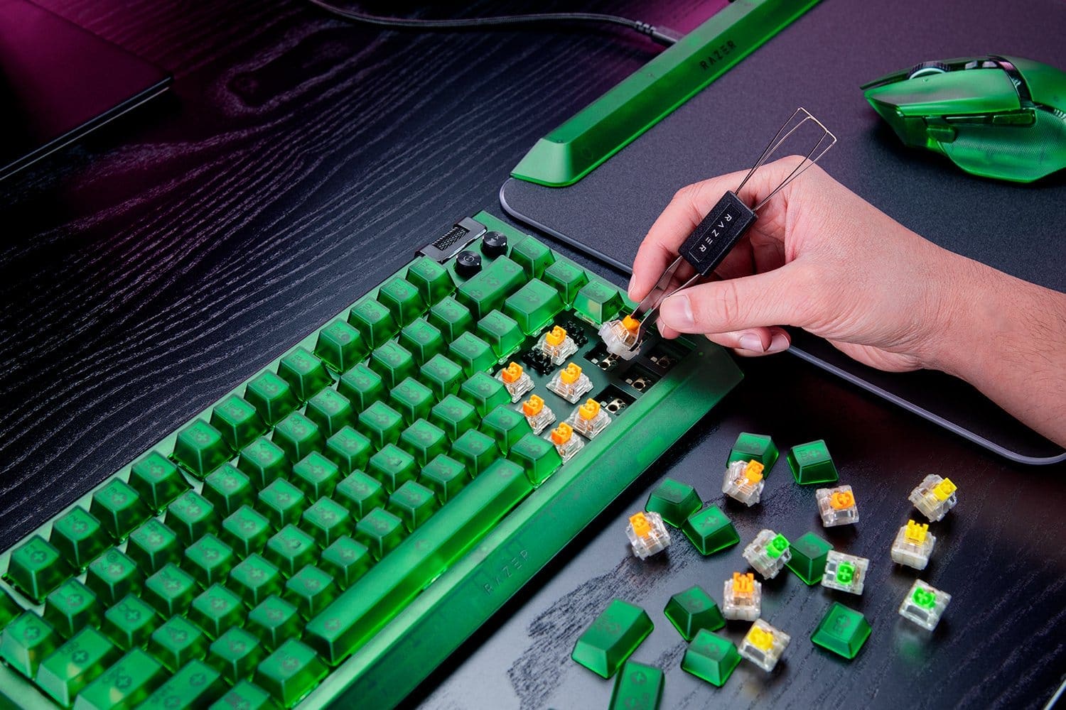 Razer BlackWidow V4 75 Phantom gal 3