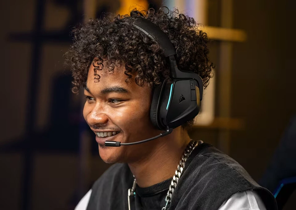 CRSR25 Passat 001 G2M PDP Gallery Black Lifestyle 1