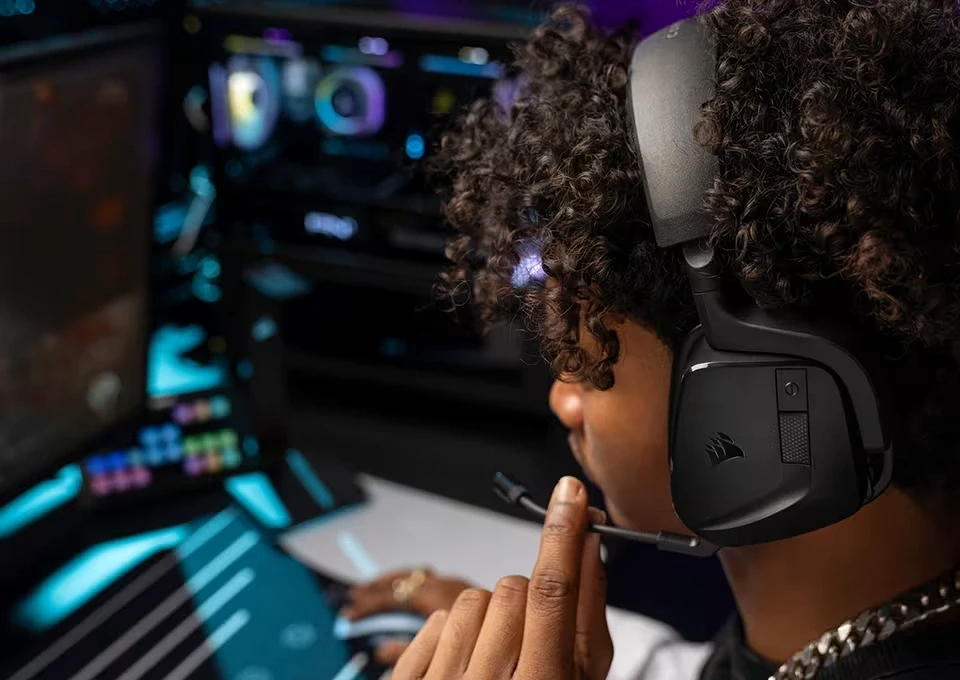 CRSR25 Passat 001 G2M PDP Gallery Black Lifestyle 2