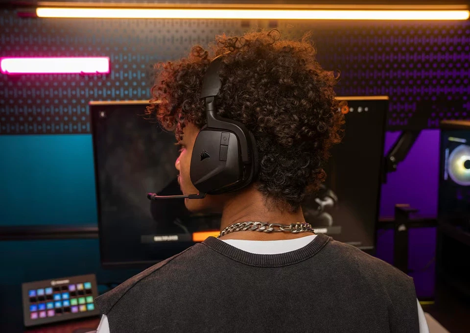 CRSR25 Passat 001 G2M PDP Gallery Black Lifestyle 3