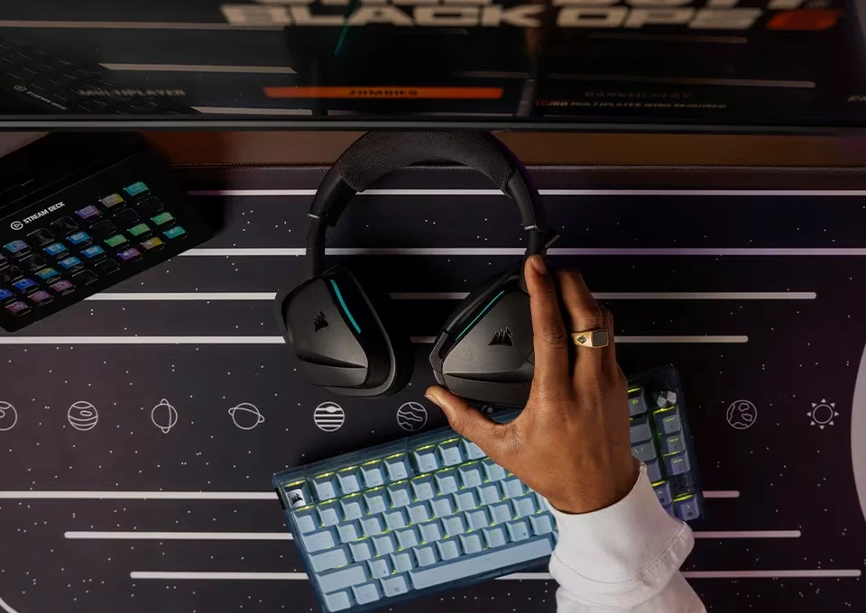 CRSR25 Passat 001 G2M PDP Gallery Black Lifestyle 4