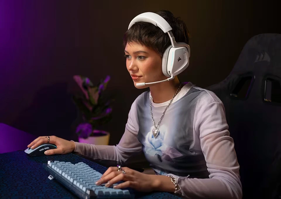 CRSR25 Passat 001 G2M PDP Gallery White Lifestyle 1