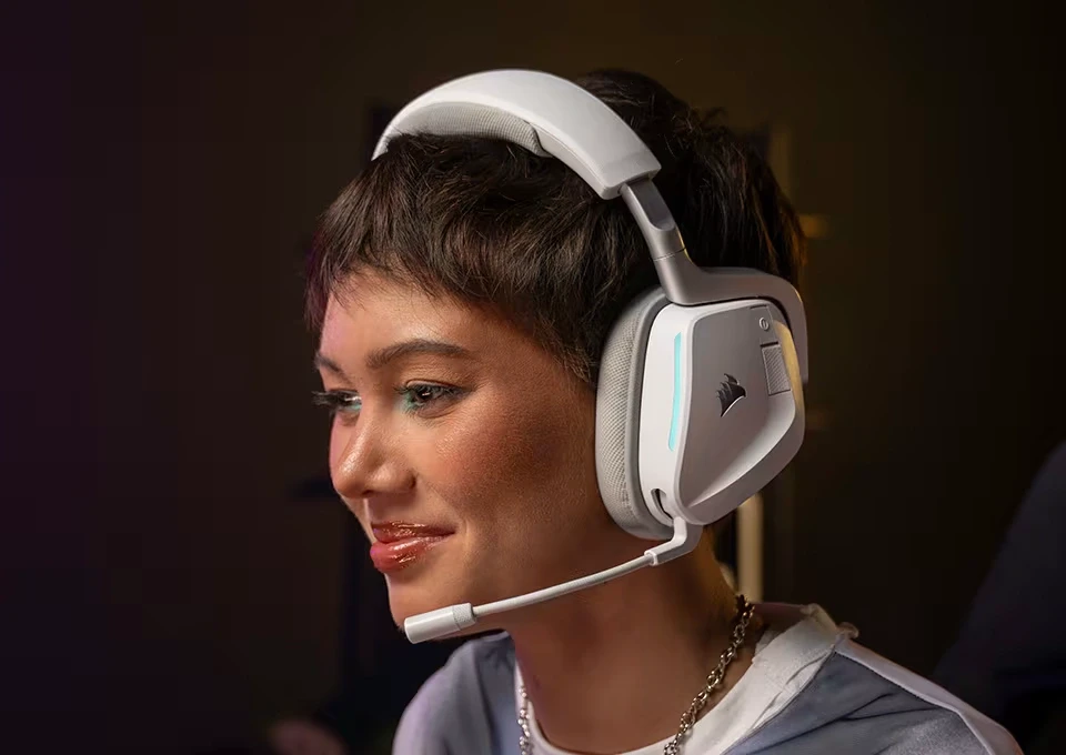 CRSR25 Passat 001 G2M PDP Gallery White Lifestyle 2